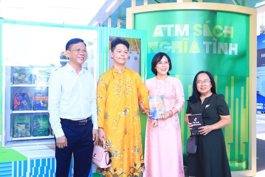 “Hái lộc” tri thức đầu Xuân cùng ATM lì xì sách