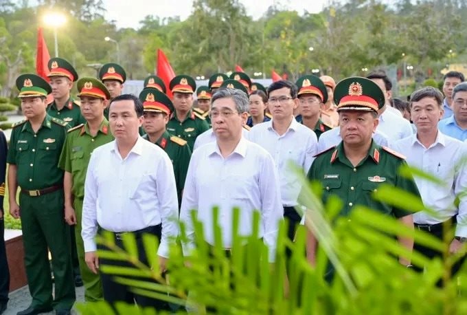 Lãnh đạo TP.HCM dâng hoa tưởng niệm các Anh hùng liệt sĩ tại Côn Đảo