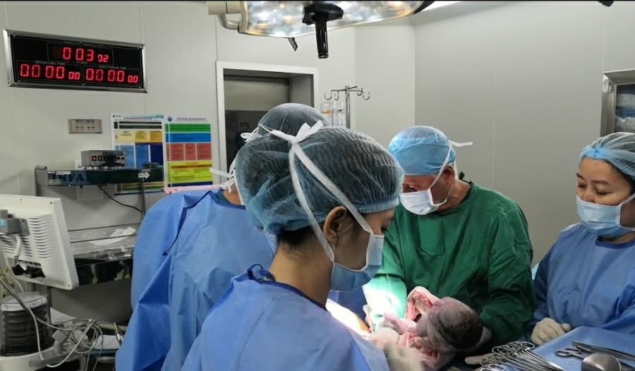 Bệnh viện Từ Dũ tặng vàng cho 4 bé sinh đúng giao thừa Bính Ngọ