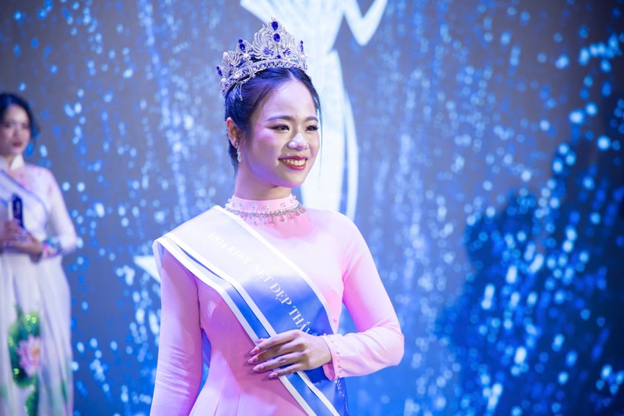 Khi sắc đẹp tỏa sáng trong màu áo blouse trắng