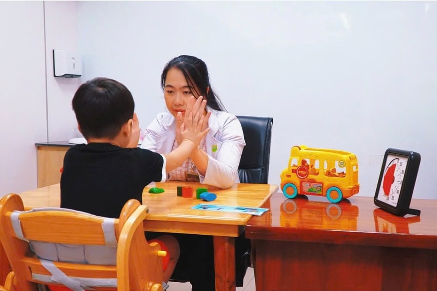 Những “người lái đò mặc áo blouse” và hành trình âm ngữ trị liệu cùng trẻ đặc biệt