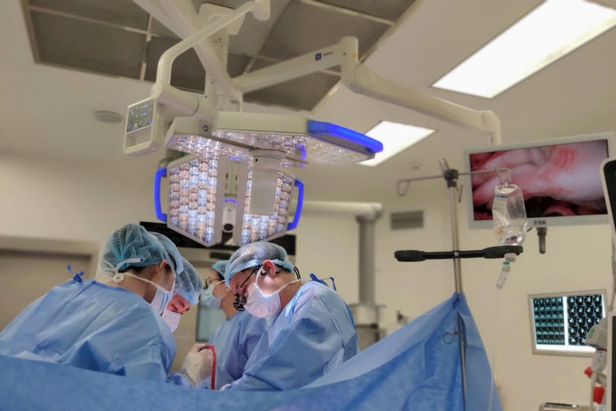 Ca mổ dài 2,5 giờ cắt khối u gan nằm sát tĩnh mạch chủ dưới