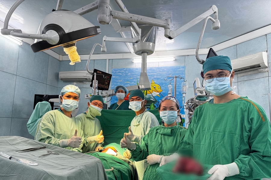 Phẫu thuật lấy khối u quái nặng 1,3kg hiếm gặp cứu bé trai 6 tháng tuổi