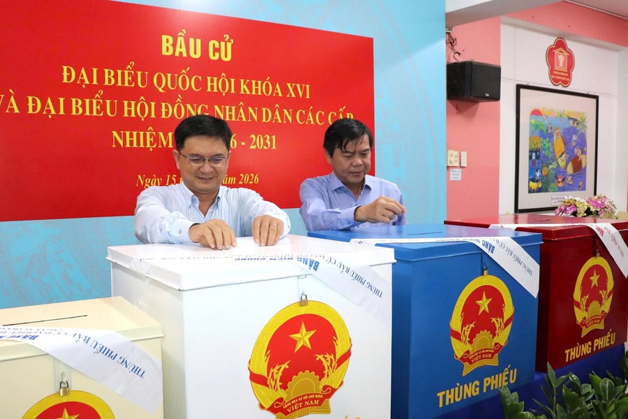 Phó Chủ tịch UBND TP.HCM Nguyễn Mạnh Cường và cử tri phường Phú Nhuận nô nức đi bầu cử từ sớm