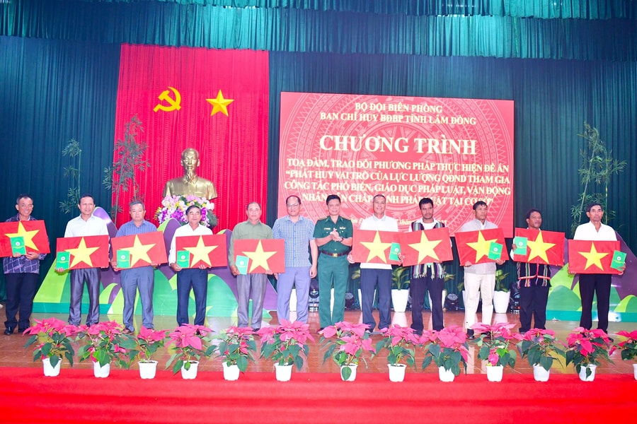 Bám dân, bám địa bàn giúp dân nâng cao hiểu biết pháp luật