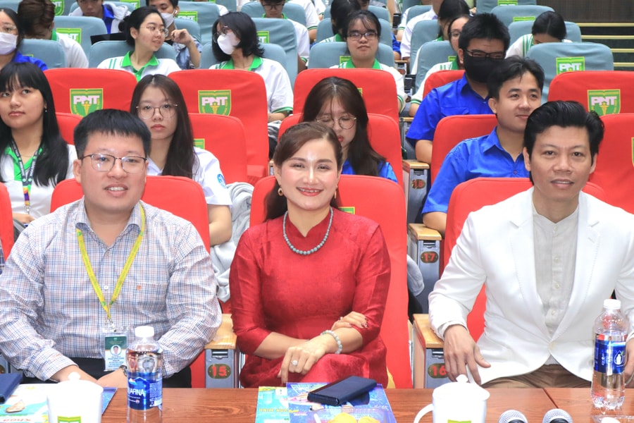 "Vui khỏe mỗi ngày" đến với sinh viên Trường Đại học Y khoa Phạm Ngọc Thạch: Giải đáp nỗi lo về dinh dưỡng và sức khỏe cột sống