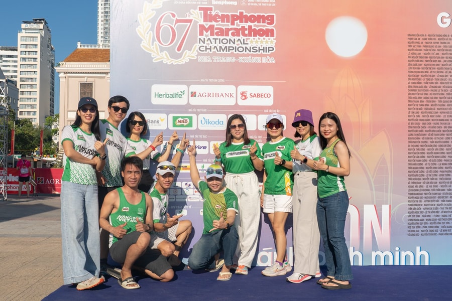 Không khí trước giờ xuất phát Tiền Phong Marathon 2026: Hơn 12.000 runner hội tụ, MILO thu hút sự chú ý
