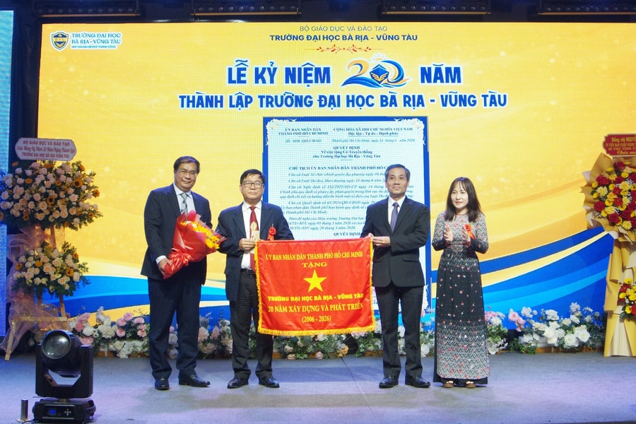 Trường Đại học Bà Rịa – Vũng Tàu nhận Cờ truyền thống của UBND TP.HCM