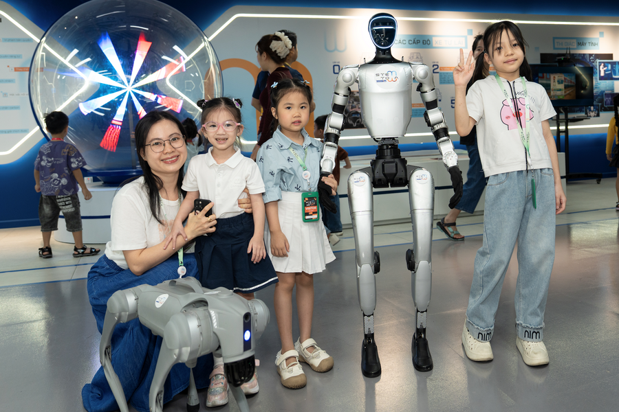 Học sinh thích thú trải nghiệm robot hình người tại STEM TOWN