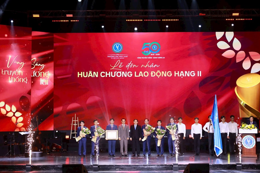 Trường Đại học Luật TP.HCM nhận Huân chương Lao động hạng Nhì