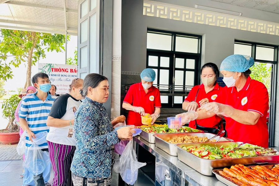 Bếp lửa 4 giờ sáng và những suất cơm giữ lại niềm tin