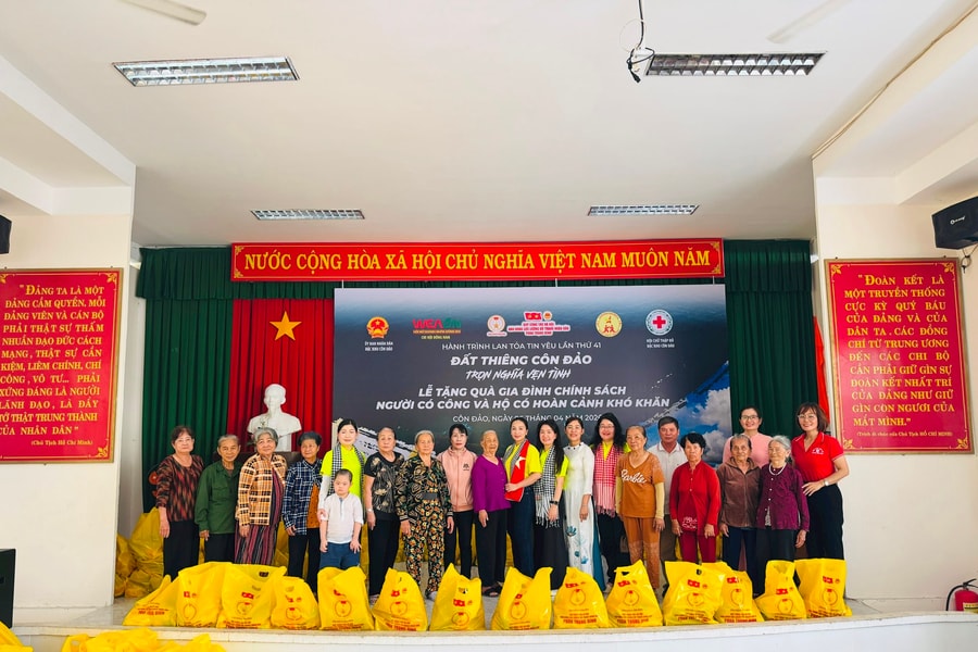 Trao 170 phần quà cho gia đình chính sách và hộ khó khăn tại Côn Đảo