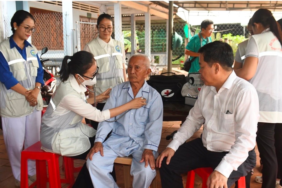 Đến tận nhà chăm sóc sức khỏe cho người dân