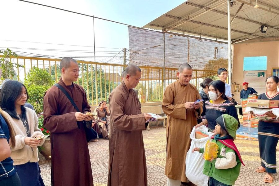 Chùa Liên Trì, TP.HCM trao 350 quà tại tỉnh Lâm Đồng