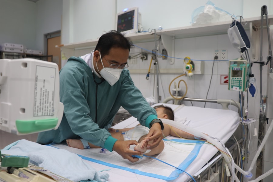 Bệnh viện Nhi đồng 2: Hai trẻ nhỏ mắc tay chân miệng nặng do chủng virus EV71 thoát cửa tử