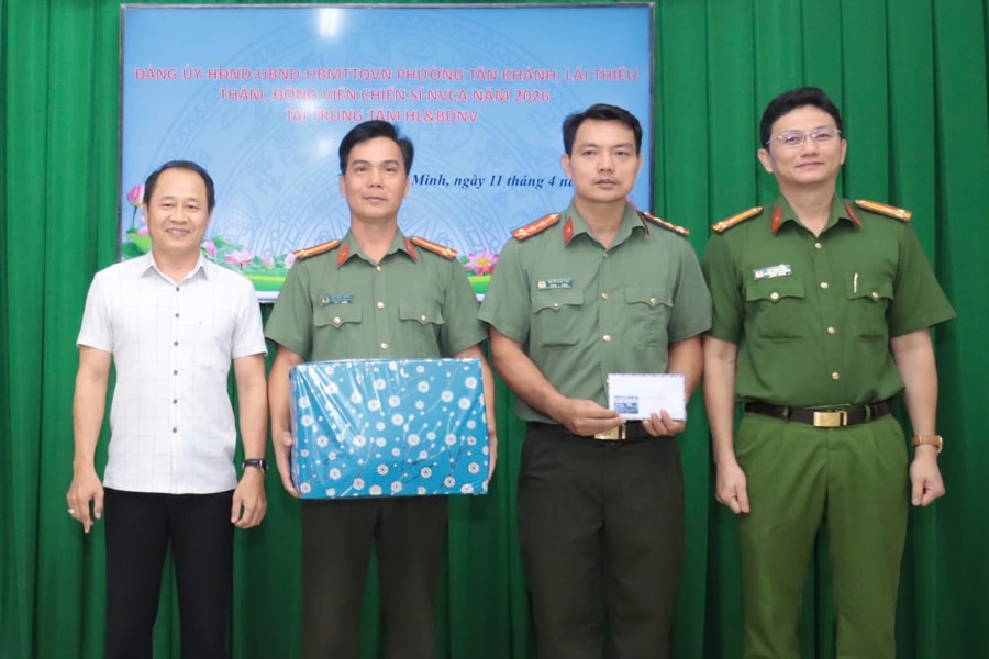 Thăm, động viên các chiến sĩ thực hiện nghĩa vụ tham gia công an nhân dân