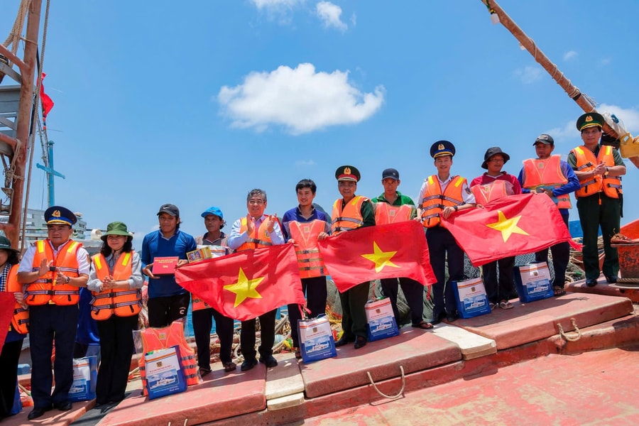 Lãnh đạo TP.HCM thăm, tiếp sức quân và dân đặc khu Côn Đảo