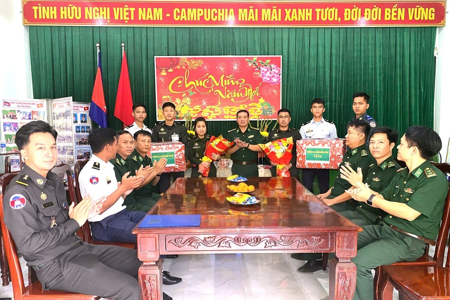 Chúc Tết cổ truyền học viên Campuchia tại Trường Cao đăng Biên phòng