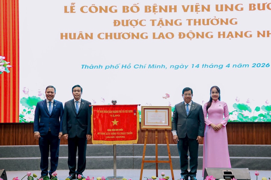 Bệnh viện Ung Bướu TP.HCM đón nhận Huân chương Lao động hạng Nhất