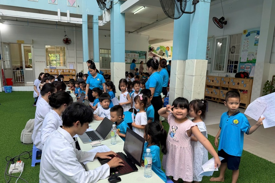 Phường Tân Hưng phối hợp Bệnh viện Nhi đồng 2 khám sức khỏe cho hơn 400 trẻ mầm non