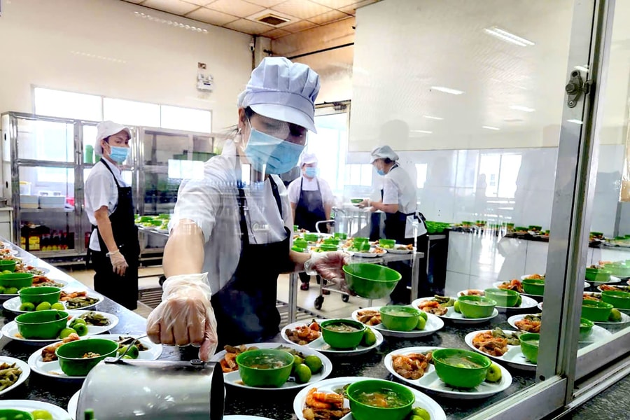 TP.HCM siết chặt an toàn thực phẩm: Từ thức ăn đường phố đến bếp ăn tập thể