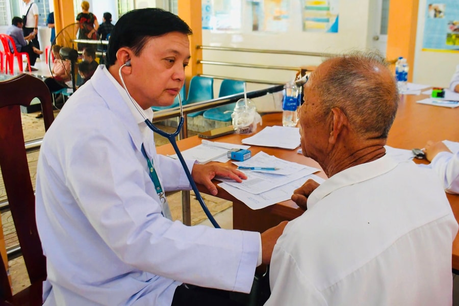 Bác sĩ về trạm y tế khám, tầm soát bệnh cho người dân