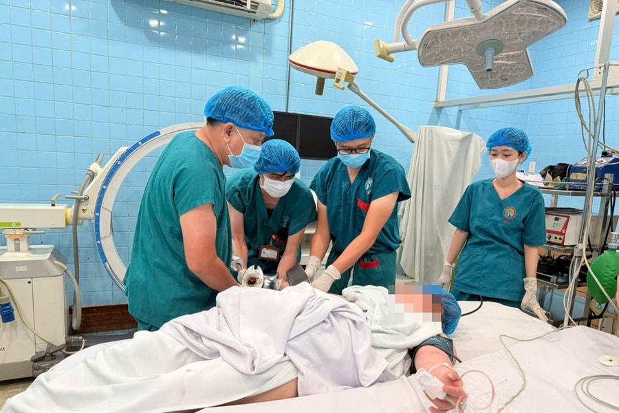 Bác sĩ Bệnh viện Chấn thương Chỉnh hình thành thợ tháo máy xay thịt, giải phóng bàn tay