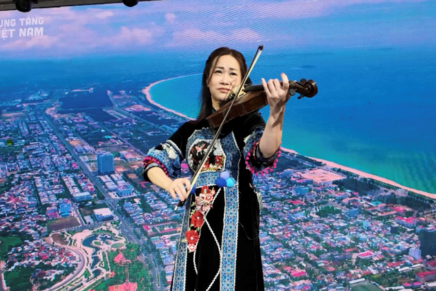 Biểu diễn tại bệnh viện gây 'bão' mạng, nghệ sĩ Viola Nguyệt Thu tiếp tục 'chữa lành'