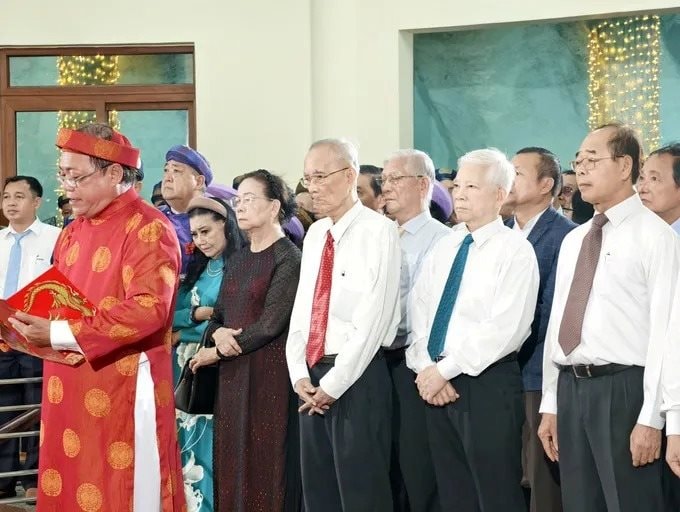 Lễ dâng hương tưởng niệm các Vua Hùng diễn ra trang trọng tại Hoa viên Bình Dương
