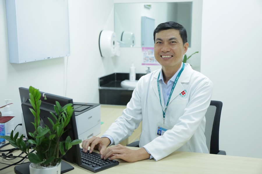 BS.CKII Trần Thanh Vũ: Lần theo ánh sáng giữa những mạch máu