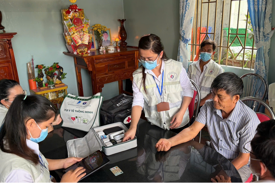 Ngày Sức khỏe toàn dân lần thứ nhất tại TP.HCM: Nỗ lực đi tận ngõ, gõ từng nhà, khám từng người