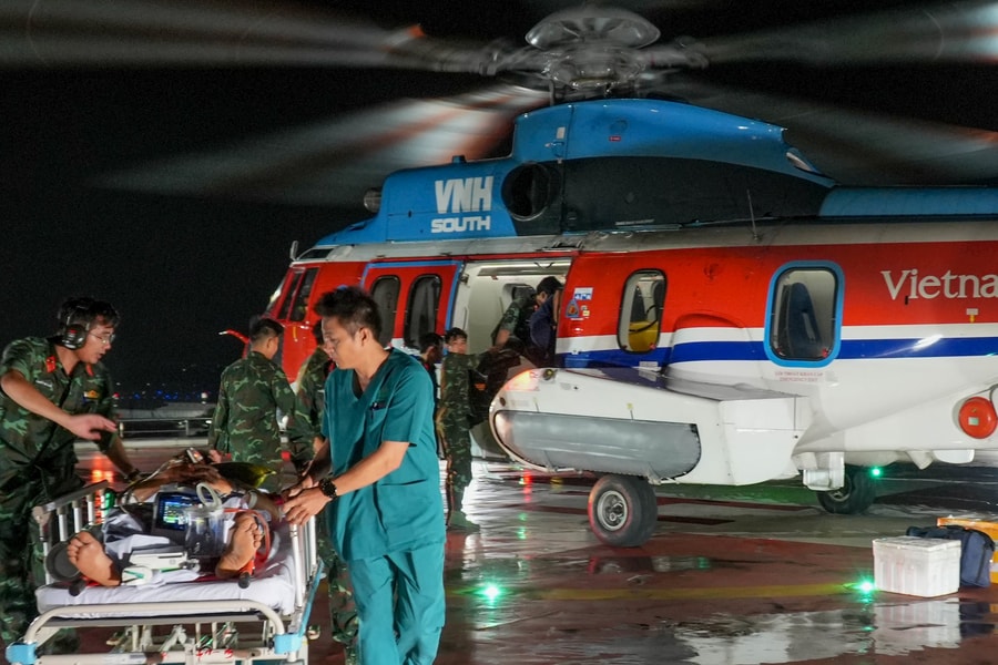Cấp cứu đường không xuyên lễ đưa 2 bệnh nhân từ Trường Sa về đất liền an toàn