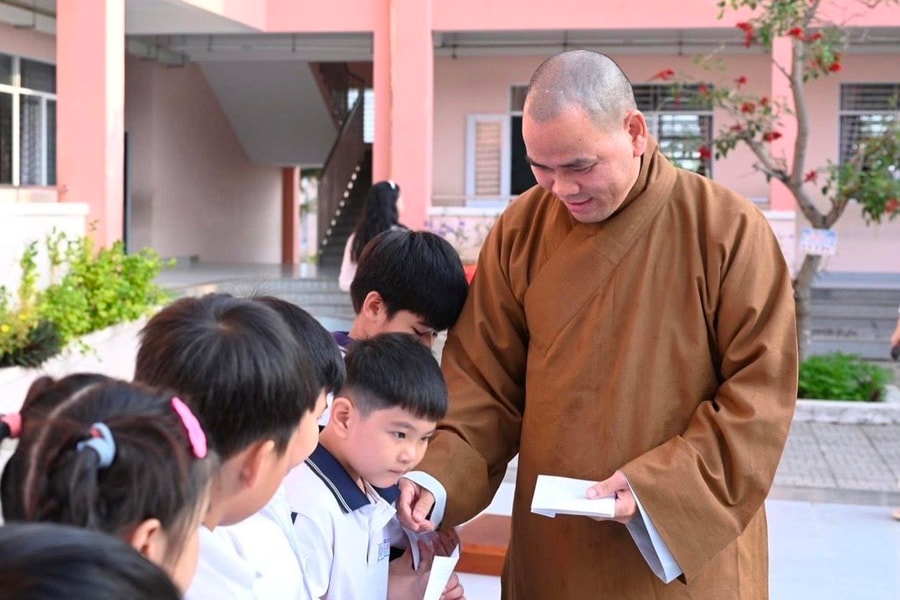 Qũy học bổng chùa Liên Trì tiếp sức cho học sinh nghèo đến trường