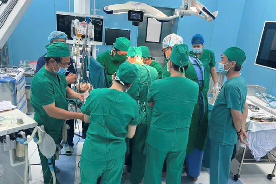 Bác sĩ TP.HCM vi phẫu cứu bàn tay đứt mạch máu cho ngư dân ngay tại Côn Đảo