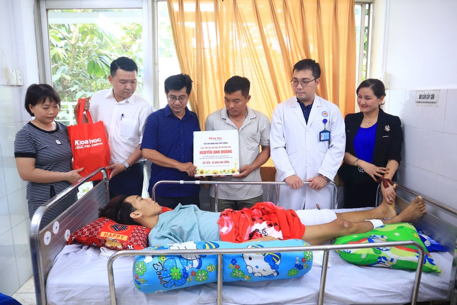 Tạp chí Khoa học phổ thông trao tiền đến nam sinh bị đa chấn thương