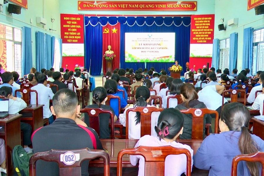 Khai giảng lớp bồi dưỡng nhận thức về Đảng
