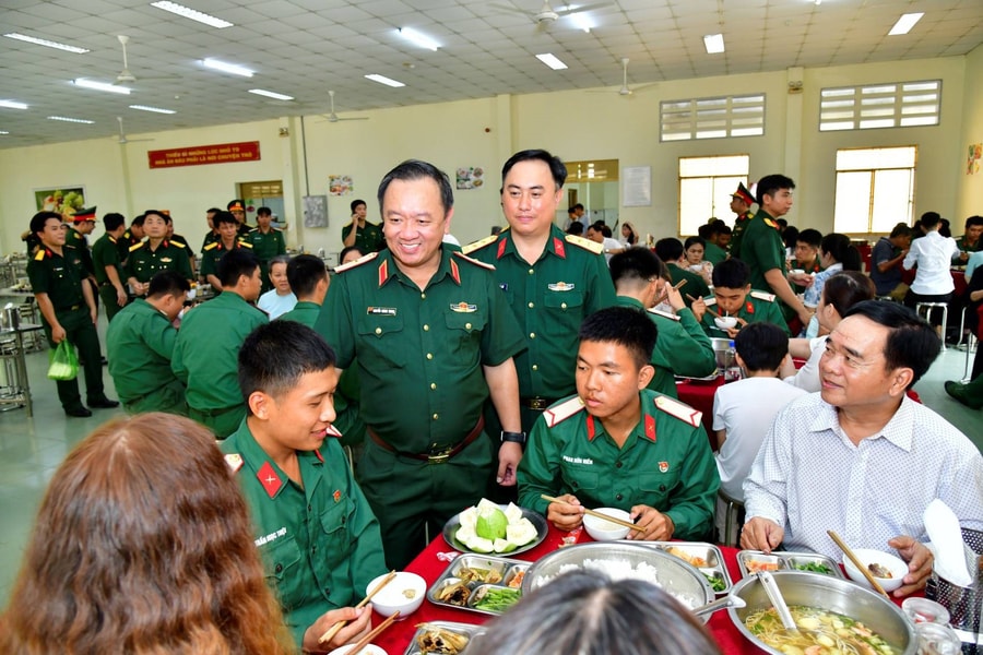 Xúc động buổi gặp mặt gia đình chiến sĩ mới tại Trung đoàn Gia Định