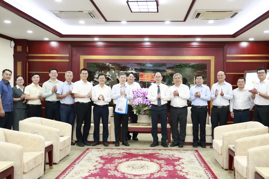 Lãnh đạo Ban Tuyên giáo và Dân vận Thành ủy TP.HCM thăm, chúc mừng ĐHQG TP.HCM