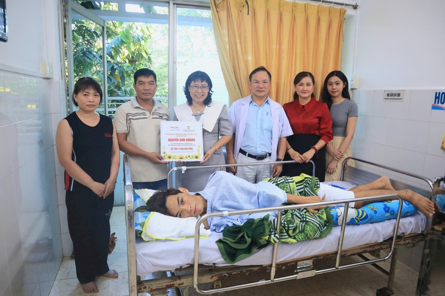 Tạp chí Khoa học phổ thông tiếp tục kết nối hỗ trợ nam sinh điều trị đa chấn thương do tai nạn