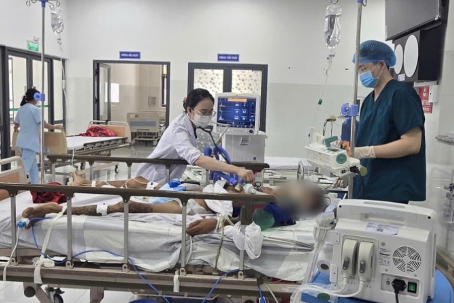 Các bác sĩ chuyên khoa luân phiên cấp cứu kịp thời bệnh nhân nguy kịch tại Côn Đảo