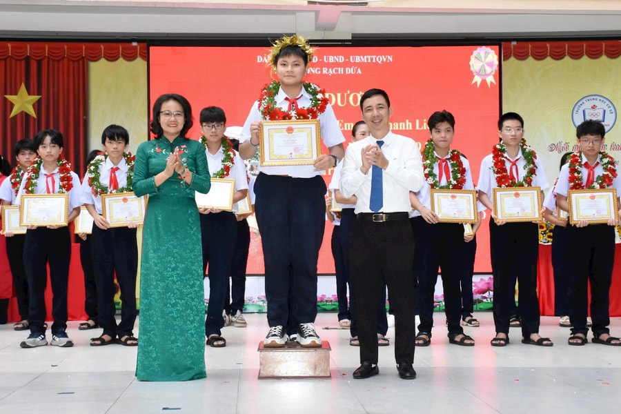 Phường Rạch Dừa tuyên dương, khen thưởng giáo viên và học sinh đạt giải kỳ thi học sinh giỏi lớp 9 cấp Thành phố