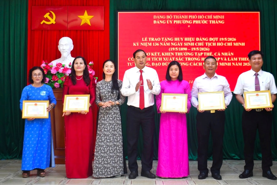 Phường Phước Thắng trao Huy hiệu Đảng đợt 19-5 cho 38 đảng viên