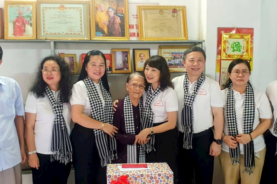 Đảng ủy các cơ quan Đảng TP.HCM thăm Mẹ Việt Nam Anh hùng tại Cao Bằng