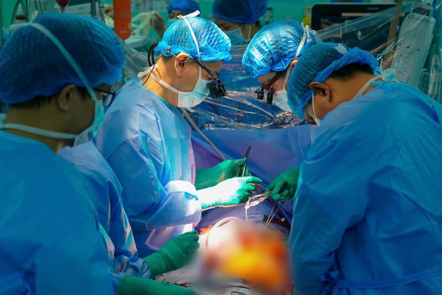 Ghép tim xuyên Việt cứu sống người bệnh 23 tuổi đang phụ thuộc ECMO