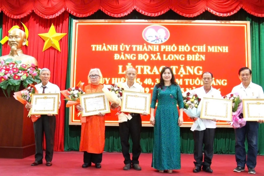12 đảng viên của xã Long Điền vinh dự nhận Huy hiệu Đảng