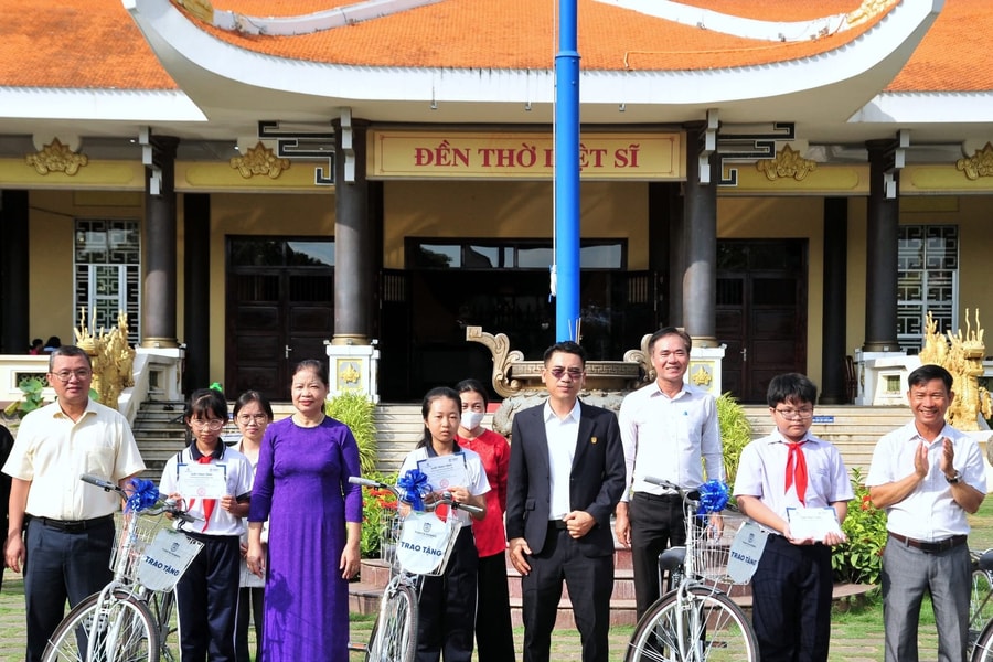 Phường Vũng Tàu trao tặng 32 xe đạp cho học sinh nghèo