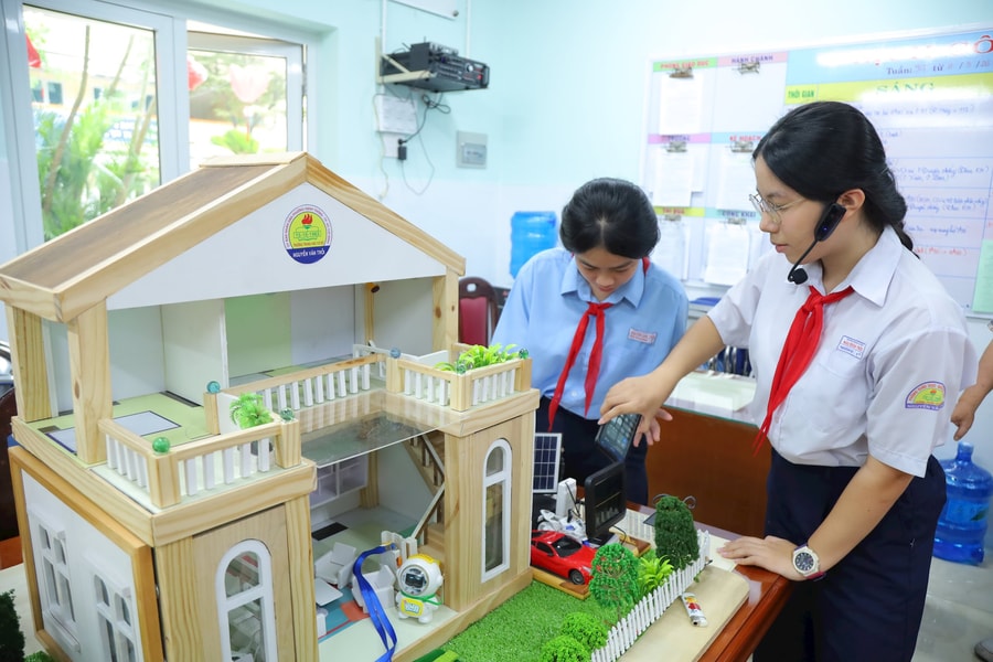 Học sinh TP.HCM tự chế robot, nhà thông minh phục vụ cộng đồng