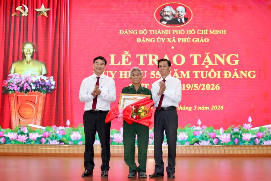 Xã Phú Giáo vinh danh các đảng viên lão thành