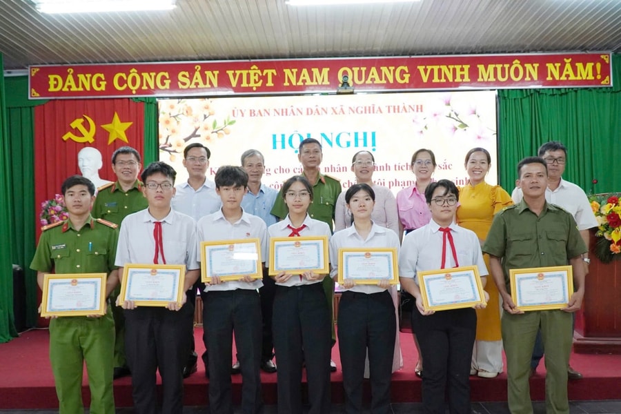 Xã Nghĩa Thành khen thưởng các cá nhân và học sinh đạt thành tích xuất sắc