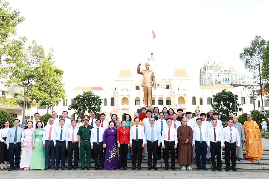 Bí thư Thành ủy TP.HCM Trần Lưu Quang dâng hương tưởng niệm Chủ tịch Hồ Chí Minh